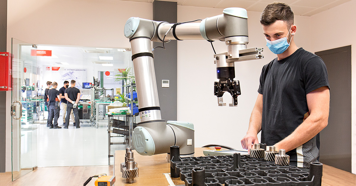 marxistisk hulkende udsultet Productivity Within Arms' Reach: Universal Robots Develops Collaborative  Robot Arms Using Simulation